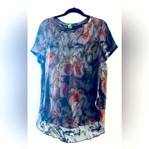 Acrobat Medium Silk Mulicolor swirl pattern crew
Neck short sleeve blouse